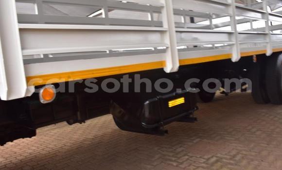 Sayi Na hannu Nissan UD White Babbar mota in Maseru a Maseru Sayi Na hannu Nissan UD White Babbar mota in Maseru a Maseru