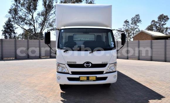 Sayi Na hannu Hino 300 Series White Babbar mota in Maseru a Maseru Sayi Na hannu Hino 300 Series White Babbar mota in Maseru a Maseru