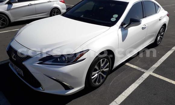 Sayi Na hannu Lexus ES White Mota in Maseru a Maseru Sayi Na hannu Lexus ES White Mota in Maseru a Maseru