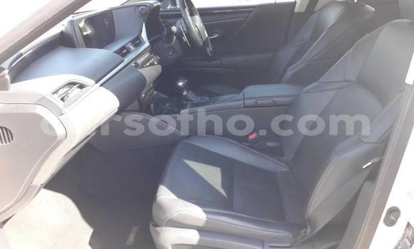 Sayi Na hannu Lexus ES White Mota in Maseru a Maseru Sayi Na hannu Lexus ES White Mota in Maseru a Maseru