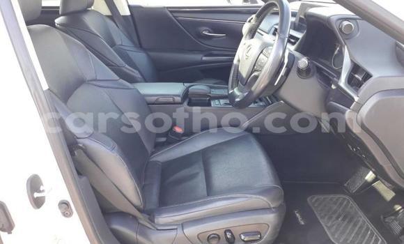Sayi Na hannu Lexus ES White Mota in Maseru a Maseru Sayi Na hannu Lexus ES White Mota in Maseru a Maseru