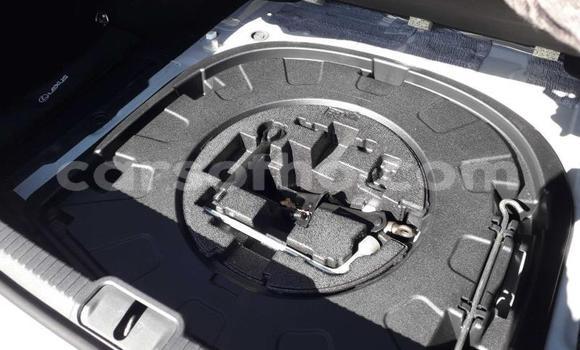 Sayi Na hannu Lexus ES White Mota in Maseru a Maseru Sayi Na hannu Lexus ES White Mota in Maseru a Maseru