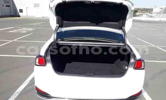 Sayi Na hannu Lexus ES White Mota in Maseru a Maseru Sayi Na hannu Lexus ES White Mota in Maseru a Maseru