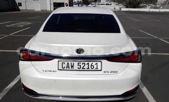 Sayi Na hannu Lexus ES White Mota in Maseru a Maseru Sayi Na hannu Lexus ES White Mota in Maseru a Maseru