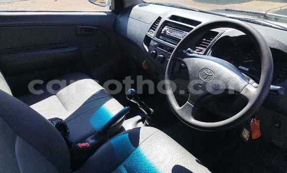 Sayi Na hannu Toyota Hilux White Mota in Roma a Maseru Sayi Na hannu Toyota Hilux White Mota in Roma a Maseru