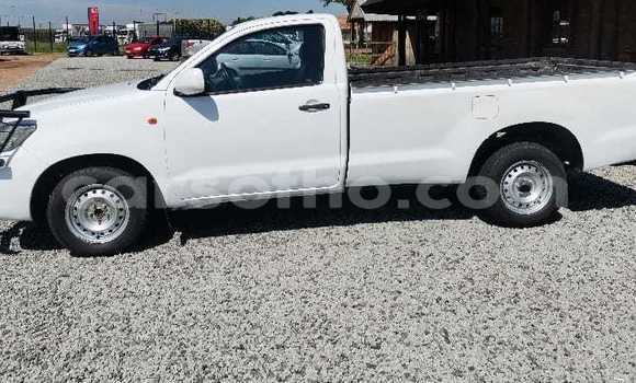 Sayi Na hannu Toyota Hilux White Mota in Roma a Maseru Sayi Na hannu Toyota Hilux White Mota in Roma a Maseru