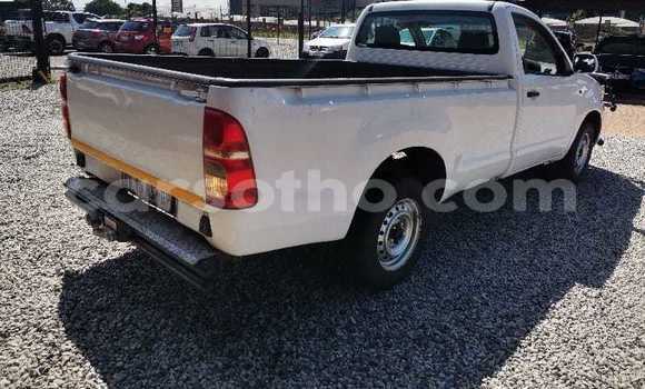 Sayi Na hannu Toyota Hilux White Mota in Roma a Maseru Sayi Na hannu Toyota Hilux White Mota in Roma a Maseru