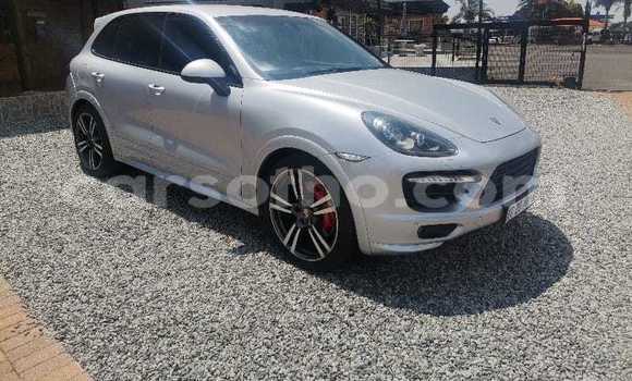 Sayi Na hannu Porsche Carrera GT Silver Mota in Butha–Buthe a Thaba-Tseka