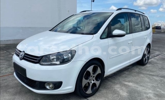 Buy Used Volkswagen Touran White Car in Butha Buthe in Butha-Buthe Buy Used Volkswagen Touran White Car in Butha Buthe in Butha-Buthe