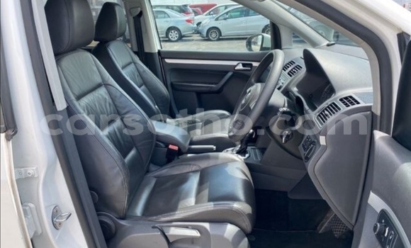 Buy Used Volkswagen Touran White Car in Butha Buthe in Butha-Buthe Buy Used Volkswagen Touran White Car in Butha Buthe in Butha-Buthe