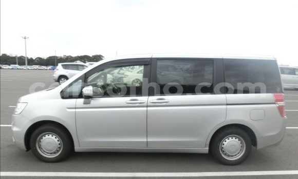 Sayi Na hannu Honda Stepwgn Silver Mota in Maseru a Maseru Sayi Na hannu Honda Stepwgn Silver Mota in Maseru a Maseru