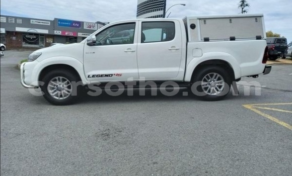 Sayi Na hannu Toyota Hilux White Mota in Maseru a Maseru Sayi Na hannu Toyota Hilux White Mota in Maseru a Maseru