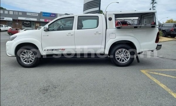 Sayi Na hannu Toyota Hilux White Mota in Maseru a Maseru Sayi Na hannu Toyota Hilux White Mota in Maseru a Maseru