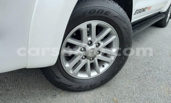 Sayi Na hannu Toyota Hilux White Mota in Maseru a Maseru Sayi Na hannu Toyota Hilux White Mota in Maseru a Maseru
