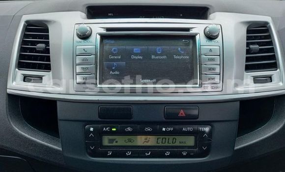 Sayi Na hannu Toyota Hilux White Mota in Maseru a Maseru Sayi Na hannu Toyota Hilux White Mota in Maseru a Maseru