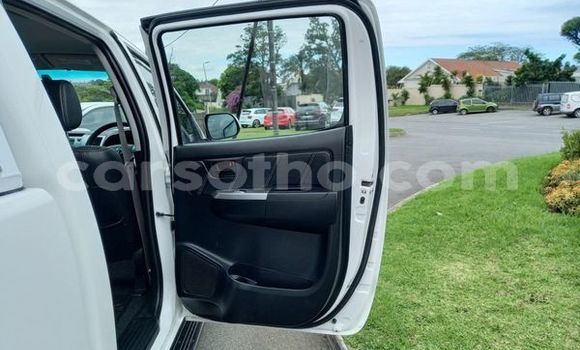 Sayi Na hannu Toyota Hilux White Mota in Maseru a Maseru Sayi Na hannu Toyota Hilux White Mota in Maseru a Maseru