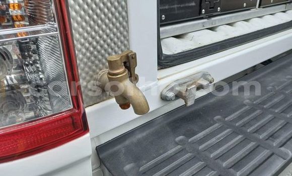 Sayi Na hannu Toyota Hilux White Mota in Maseru a Maseru Sayi Na hannu Toyota Hilux White Mota in Maseru a Maseru