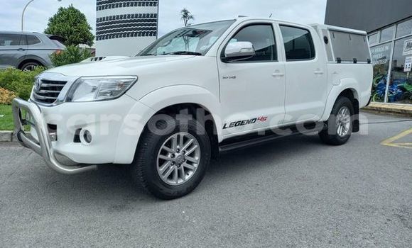 Sayi Na hannu Toyota Hilux White Mota in Maseru a Maseru Sayi Na hannu Toyota Hilux White Mota in Maseru a Maseru