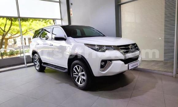 Sayi Na hannu Toyota Fortuner White Mota in Maseru a Maseru Sayi Na hannu Toyota Fortuner White Mota in Maseru a Maseru