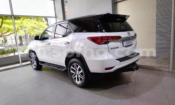 Sayi Na hannu Toyota Fortuner White Mota in Maseru a Maseru Sayi Na hannu Toyota Fortuner White Mota in Maseru a Maseru