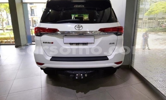 Sayi Na hannu Toyota Fortuner White Mota in Maseru a Maseru Sayi Na hannu Toyota Fortuner White Mota in Maseru a Maseru