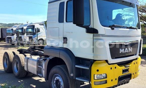 Sayi Na hannu Man Silent White Babbar mota in Maseru a Maseru