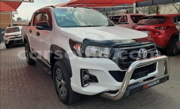 Sayi Na hannu Toyota Hilux White Mota in Butha–Buthe a Thaba-Tseka Sayi Na hannu Toyota Hilux White Mota in Butha–Buthe a Thaba-Tseka