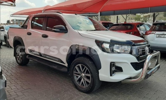 Sayi Na hannu Toyota Hilux White Mota in Butha–Buthe a Thaba-Tseka Sayi Na hannu Toyota Hilux White Mota in Butha–Buthe a Thaba-Tseka