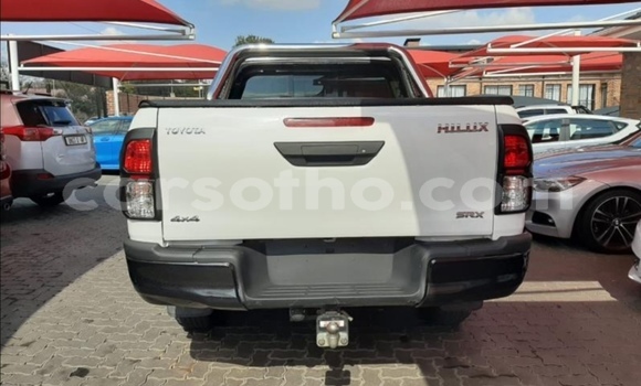 Sayi Na hannu Toyota Hilux White Mota in Butha–Buthe a Thaba-Tseka Sayi Na hannu Toyota Hilux White Mota in Butha–Buthe a Thaba-Tseka