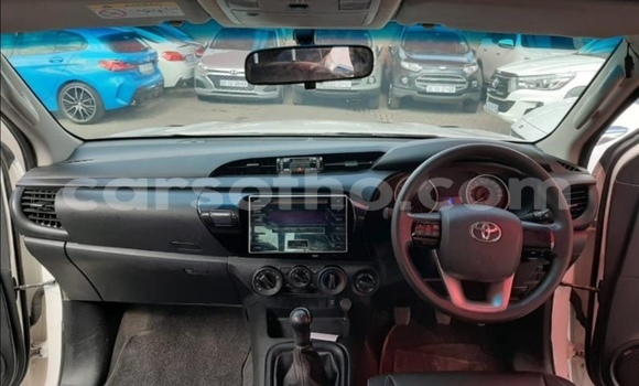 Sayi Na hannu Toyota Hilux White Mota in Butha–Buthe a Thaba-Tseka Sayi Na hannu Toyota Hilux White Mota in Butha–Buthe a Thaba-Tseka