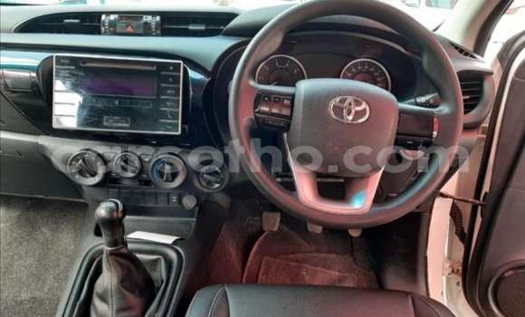 Sayi Na hannu Toyota Hilux White Mota in Butha–Buthe a Thaba-Tseka Sayi Na hannu Toyota Hilux White Mota in Butha–Buthe a Thaba-Tseka
