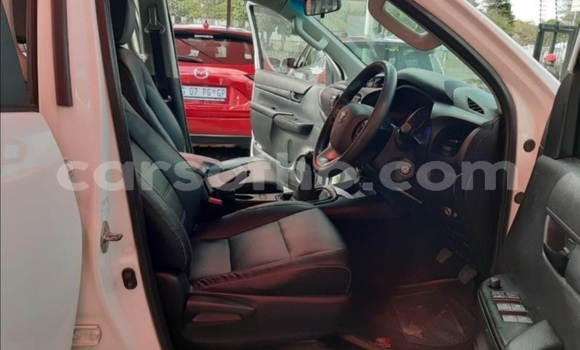 Sayi Na hannu Toyota Hilux White Mota in Butha–Buthe a Thaba-Tseka Sayi Na hannu Toyota Hilux White Mota in Butha–Buthe a Thaba-Tseka