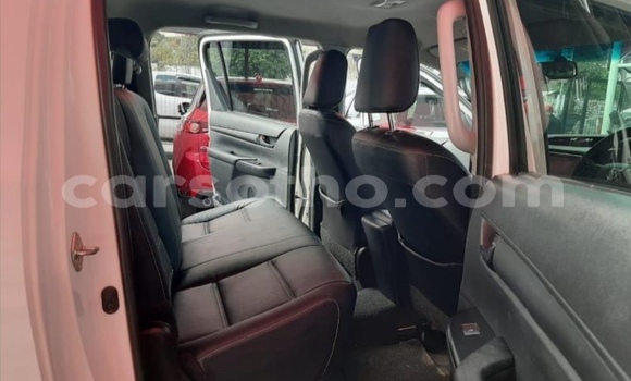 Sayi Na hannu Toyota Hilux White Mota in Butha–Buthe a Thaba-Tseka Sayi Na hannu Toyota Hilux White Mota in Butha–Buthe a Thaba-Tseka