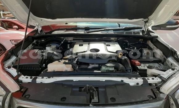 Sayi Na hannu Toyota Hilux White Mota in Butha–Buthe a Thaba-Tseka Sayi Na hannu Toyota Hilux White Mota in Butha–Buthe a Thaba-Tseka