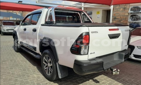 Sayi Na hannu Toyota Hilux White Mota in Butha–Buthe a Thaba-Tseka Sayi Na hannu Toyota Hilux White Mota in Butha–Buthe a Thaba-Tseka