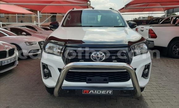 Sayi Na hannu Toyota Hilux White Mota in Butha–Buthe a Thaba-Tseka Sayi Na hannu Toyota Hilux White Mota in Butha–Buthe a Thaba-Tseka