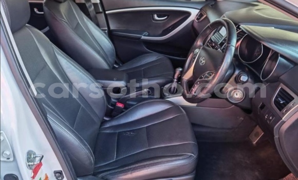 Acheter Occasion Voiture Hyundai i30 Blanc à Maseru, Maseru Acheter Occasion Voiture Hyundai i30 Blanc à Maseru, Maseru