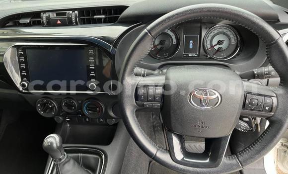 Sayi Na hannu Toyota Hilux White Mota in Maseru a Maseru Sayi Na hannu Toyota Hilux White Mota in Maseru a Maseru