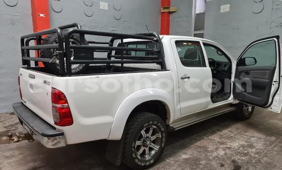 Sayi Na hannu Toyota Hilux White Mota in Maseru a Maseru Sayi Na hannu Toyota Hilux White Mota in Maseru a Maseru