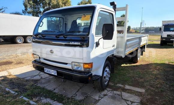 Sayi Na hannu Nissan UD White Babbar mota in Maseru a Maseru Sayi Na hannu Nissan UD White Babbar mota in Maseru a Maseru