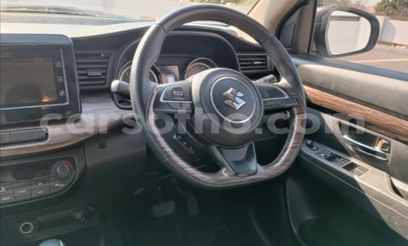 Sayi Na hannu Suzuki Ertiga White Mota in Butha–Buthe a Thaba-Tseka Sayi Na hannu Suzuki Ertiga White Mota in Butha–Buthe a Thaba-Tseka