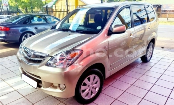 اشتري مستعمل Toyota Avanza Silver سيارة في Hlotse في Leribe