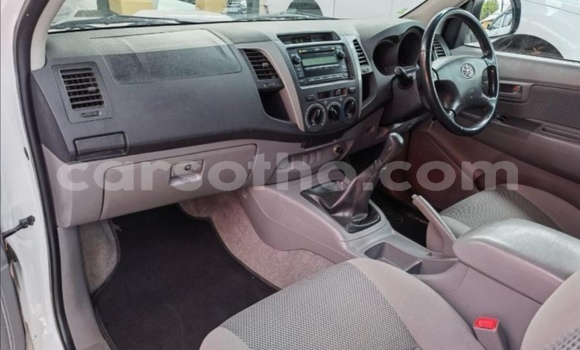Sayi Na hannu Toyota Hilux White Mota in Maputsoe a Leribe Sayi Na hannu Toyota Hilux White Mota in Maputsoe a Leribe