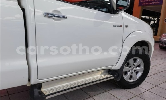 Sayi Na hannu Toyota Hilux White Mota in Maputsoe a Leribe Sayi Na hannu Toyota Hilux White Mota in Maputsoe a Leribe