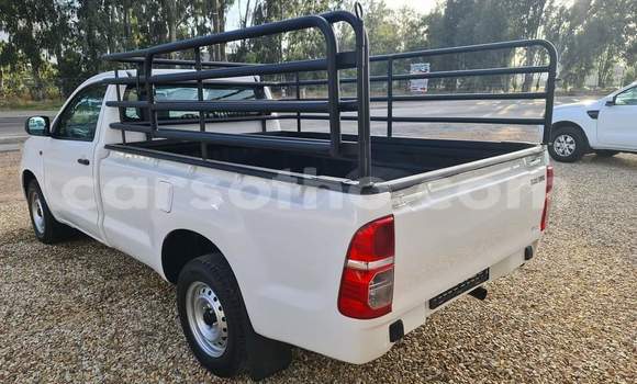 Sayi Na hannu Toyota Hilux White Mota in Mohale's Hoek a Mohale's Hoek Sayi Na hannu Toyota Hilux White Mota in Mohale's Hoek a Mohale's Hoek