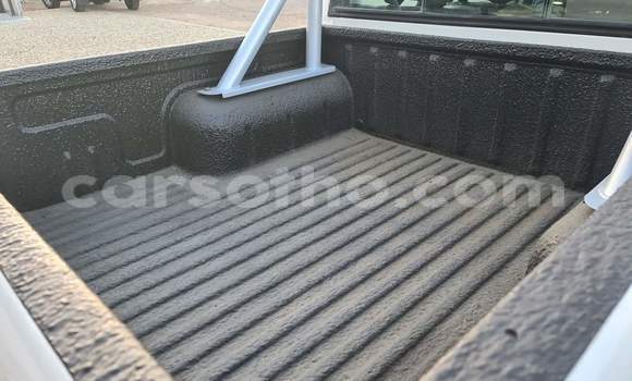 Sayi Na hannu Nissan NP 300 White Mota in Qacha's Nek a Quthing Sayi Na hannu Nissan NP 300 White Mota in Qacha's Nek a Quthing