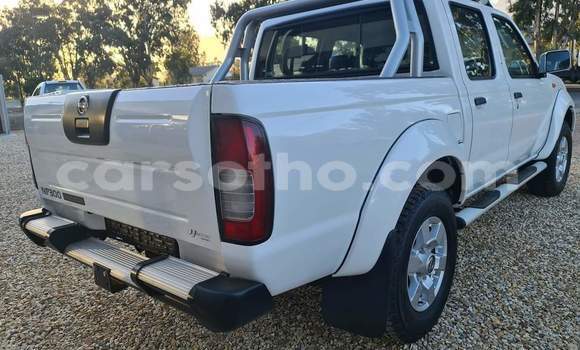 Sayi Na hannu Nissan NP 300 White Mota in Qacha's Nek a Quthing Sayi Na hannu Nissan NP 300 White Mota in Qacha's Nek a Quthing