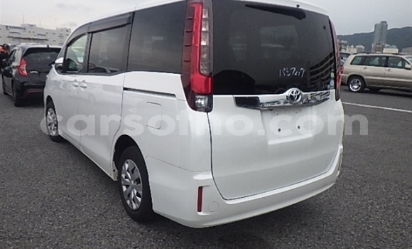 اشتري مستعمل Toyota Noah White سيارة في Maseru في Maseru اشتري مستعمل Toyota Noah White سيارة في Maseru في Maseru