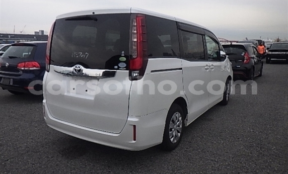 اشتري مستعمل Toyota Noah White سيارة في Maseru في Maseru اشتري مستعمل Toyota Noah White سيارة في Maseru في Maseru