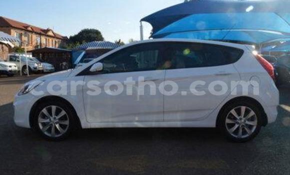 اشتري مستعمل Hyundai Accent White سيارة في Maseru في Maseru اشتري مستعمل Hyundai Accent White سيارة في Maseru في Maseru